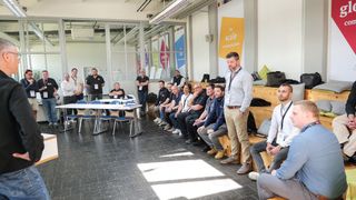 Beim Expertenmeeting E-Mobilität versammelten sich Werkstätten und andere Branchenvertreter, um über Reparaturmöglichkeiten an Hochvoltakkus zu diskutieren. (Bild: Schmidt – VCG)