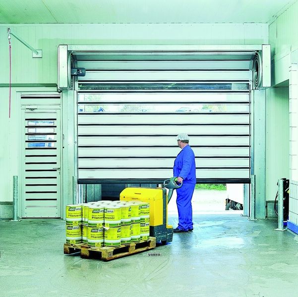 Schnelllauftore wie das neue SST bieten ein hohes Einsparpotenzial an Energiekosten. Bild: Efaflex (Archiv: Vogel Business Media)