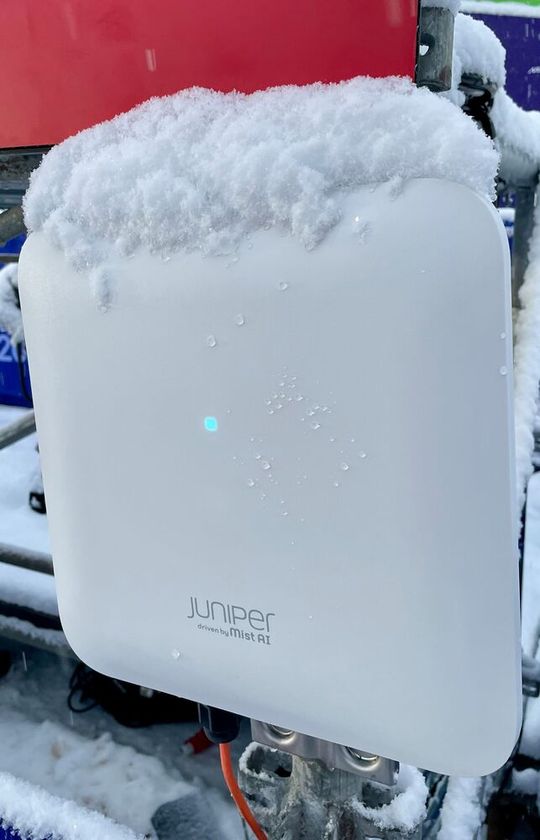 Ein Juniper/Mist AP63 Access Point arbeitet ungerührt unter einer dicken Schneeschicht in den Dolomiten.(Bild:  HPE)