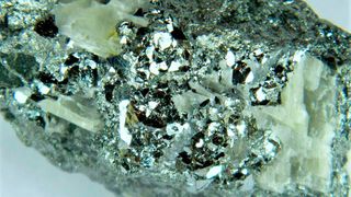 Das ist Nickelerz, aus dem das Metall Nickel gewonnen wird. Das Metall ist heute ein wichtiger Schlüsselfaktor für eine erfolgreiche Verkehrswende. Leider gibt es momentan einen Engpass, der Folgen haben könnte... (Bild: Mineralia)