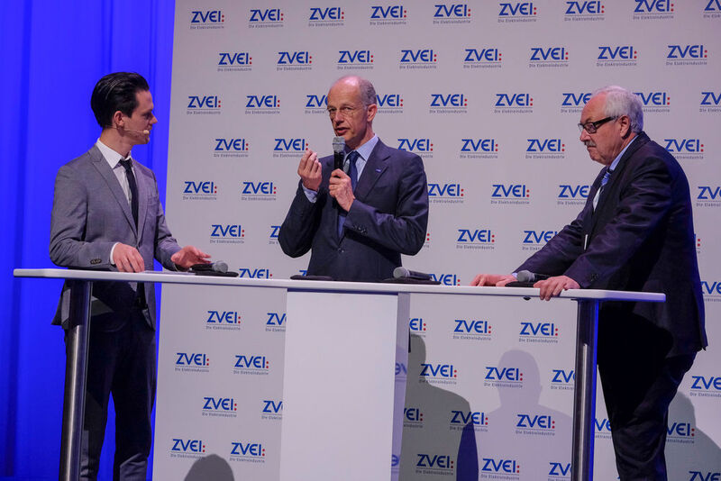 Im Diskussionsmodus: (v.l.n.r.) Jo Schück, Moderator des ZVEI-Kongresses mit BASF-Chef Dr. Kurt Bock und ZVEI-Präsident Michael Ziesemer. (ZVEI/Mark Bollhorst; Flickr; CC BY-NC 2.0)