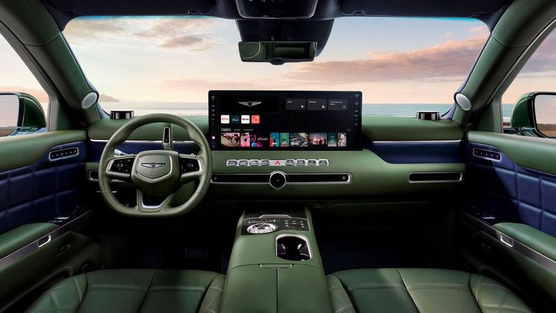 Rechts vom Lenkrad erhebt sich ein breiter und hoher Touchscreen, der eine Fülle von Informationen bereithält. (Bild: Genesis)