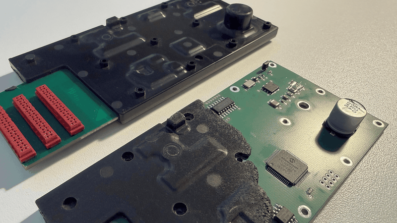 Die Kapselung elektronischer Bauteile mit speziell entwickelten Kunststoffen ermöglicht einen beschädigungsfreien Schutz sensibler Komponenten.(Bild:  Kunststoff-Institut Lüdenscheid/Marius Fedler)