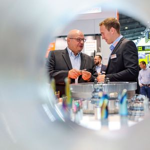 Gespräch am Messestand über Präzisionswerkzeuge und neue Fertigungstechnologien auf der AMB in Stuttgart.(Bild:  Messe Stuttgart)