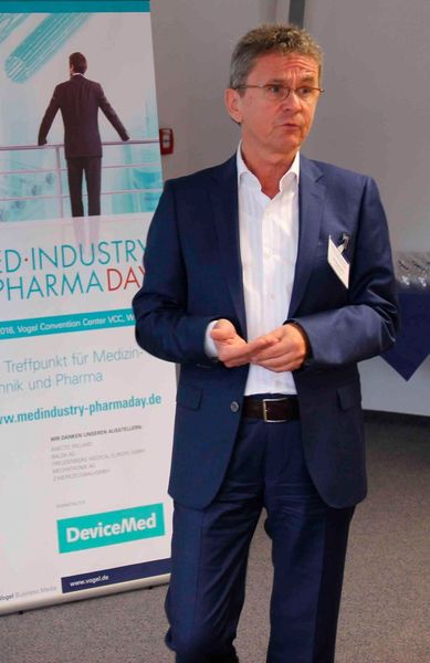 Aussteller Christoph Klaus, Leiter Business Unit Balda Healthcare, lädt gemeinsam mit seinem Kooperationspartner … (Bild: Reinhardt)