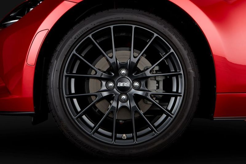 Auch die 17-Zoll-Leichtmetallfelgen sind schwarz. (Mazda)