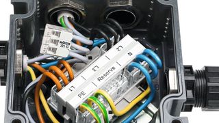 So einfach kann verbinden sein – das gilt jetzt auch für Anwendungen in explosionsgefährdeten Bereichen: mit der Compact-Verbindungsklemme  (Wago)