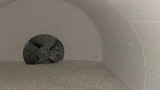 Beim Mahlen und Zerkleinern in industriellen Anlagen ist es wichtig, dass das zu mahlende
Produkt nicht mit Abriebstoffen der Mühle oder der Mahlkörper verunreinigt wird. Keramischer Verschleißschutz stellt das sicher. (Bild: CeramTec)