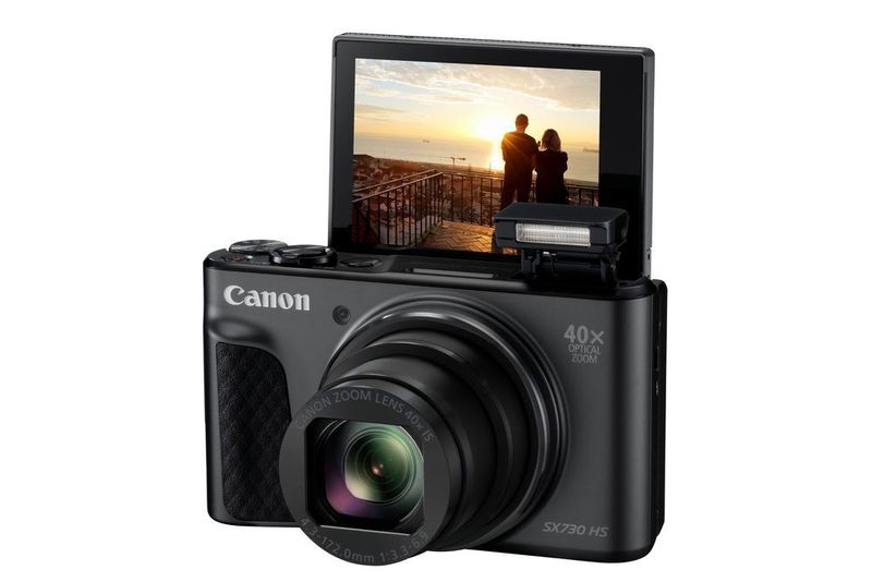 Die PowerShot SX730 HS von Canon hat ein klappbares 7,5-Zoll-Display und lässt sich mittels WLAN mit Smartphones oder Tablets verbinden. (CANON.INC)