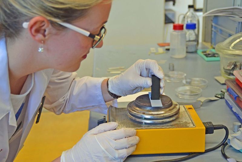 Durch Erwärmen lässt sich ein Streifen Aluminium, dessen Oberfläche zuvor mit einem elektrochemischen Ätzverfahren bearbeitet wurde, untrennbar mit einem Thermoplast verbinden. (Julia Siekmann/CAU)