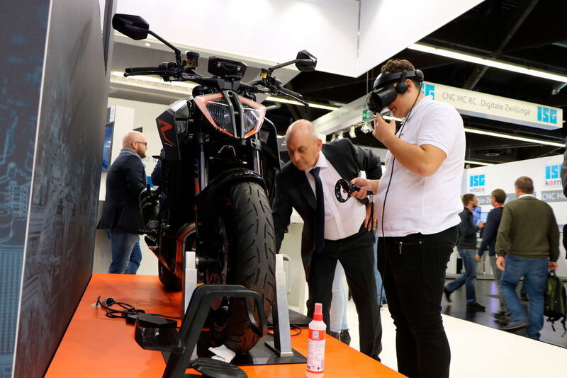 Auf dem Stand von Zuken konnte man mithilfe von Virtual Reality in das Innere eines Motorrads blicken.  (K.Juschkat/elektrotechnik)