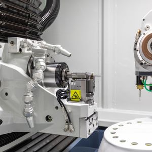 Der Arbeitsraum einer Micro-X Ultra von Anca. Die Maschine ist eine speziell entwickelte Plattform für die Hersteller von Mikrowerkzeugen, weil sie die Herausforderungen der Branche zu meinstern versteht. Anca werde auf der Grindinghub dazu eindrucksvolle Schleifergebnisse präsentieren.(Bild:  Anca)