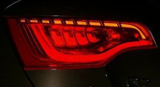 Audi verbaut rote OLEDs in seine Rückstrahler. Für das Bremslicht dauert wohl die Entwicklung noch etwas, da diese fünf Mal heller sein müssen. ( Philips)