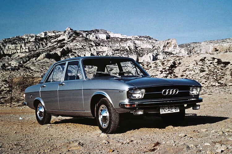 Zuerst war der Audi 100 als klassisches zwei- und viertüriges Stufenheck und 1969 auch als extravagantes Fastback-Coupé erhältlich.  (Audi)
