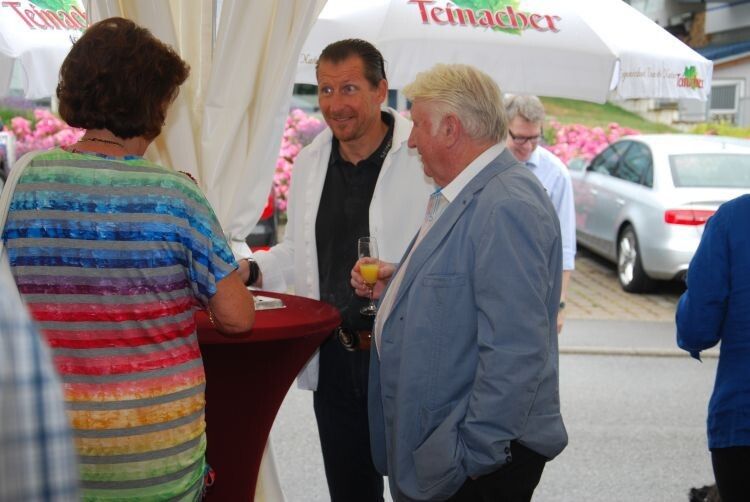 Die Oldtimer lieferten genauso viel Gesprächsstoff, wie die Erfolgsgeschichte des Unternehmens. (Foto:Wenz)