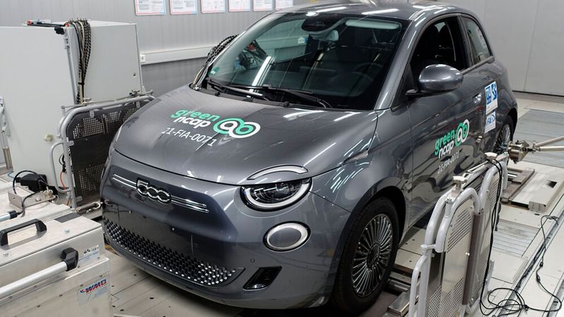Der batterieelektrische Fiat 500 holte beim aktuellen Green-NCAP-Umweltest die volle Punktzahl und erhielt damit eine Fünf-Sterne-Bewertung.(Bild:  Green NCAP)