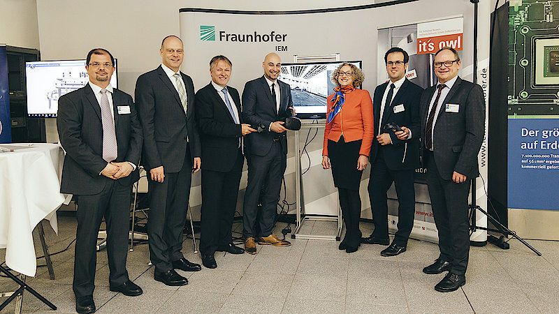 Bauen mit dem E-Co-Lab ein Netzwerk für durchgängiges Engineering auf: Damien Marchand (Dassault Systèmes), Thomas Böck (CLAAS), Georg Kraft (Dassault Systèmes), Prof. Roman Dumitrescu (it's OWL, Fraunhofer IEM), Prof. Jivka Ovtcharova (KIT), Dr. Christian Tschirner (Fraunhofer IEM) und Matthias Knoke (Miele)  (Michael Adamski)