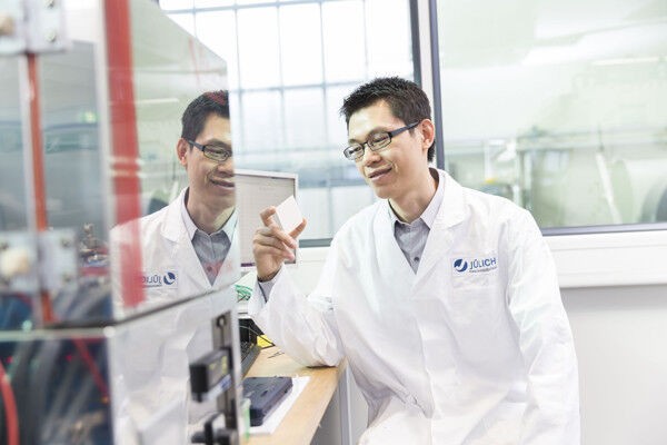Dr. Chih-Long Tsai, Wissenschaftlicher Mitarbeiter am Jülicher Institut für Energie- und Klimaforschung (IEK-1), mit Keramik-Elektrolyt (Bild: Forschungszentrum Jülich)