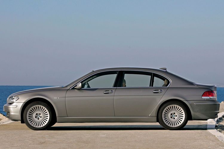 Bundesverkehrsminister Alexander Dobrindt, Bildungsministerin Johanna Wanka und Saarlands Ministerpräsidentin Annegret Kramp-Karrenbauer lassen sich in einem BMW 730Ld X-Drive kutschieren. CO2-Emissionen: 137 g/km. (Foto: BMW)