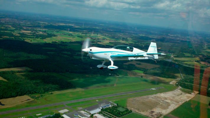 Jungfernflug: Erstmals fliegt ein Flugzeug der Zertifizierungs-Kategorie CS23 mit Permit-to-Fly rein-elektrisch. Der Siemens-Motor hat eine Leistung von 260 KW und ein Gewicht von nur 50 kg – laut Siemens verfügt er damit über ein Rekord-Leistungsgewicht. (Siemens)