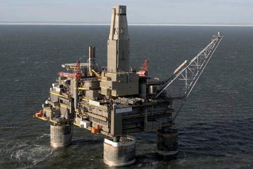 Offshore gas production in the Northern Pacific, off the coast of Sakhalin. LIMS has become a decissive technology to ensure product quality on oil and gas rigs, even in remote and demanding locations. Around 96 trillion cubic feet of gas are being developed at the Russian island. (Archiv: Vogel Business Media)