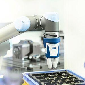 Ab sofort bietet Schunk einen kompletten Greifsystembaukasten bestehend aus elektrisch und pneumatisch gesteuerten Greifern, Schnellwechselmodulen und Kraft-Momenten-Sensoren, der speziell auf die Roboterarme von Universal Robots abgestimmt ist. 