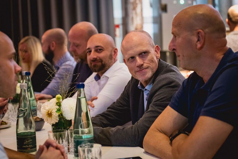 Im Rahmen des Networking-Dinners zum EMS-Tag 2024 wurde das Netzwerk erweitert, fein diniert und Champagner probiert. (Bild: Stefan Bausewein)