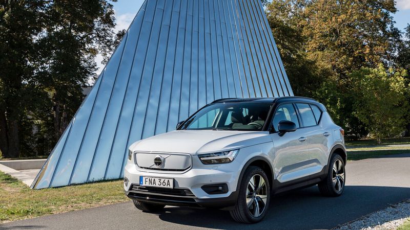 Volvo bringt mit dem XC40 Recharge das erste Fahrzeug der Marke, das ausschließlich batterieelektrisch angetrieben wird. (Bild: Volvo)
