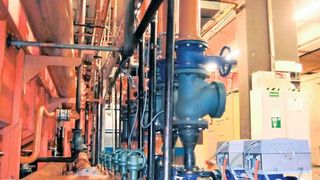 Die Pumpentechnik für die Kühlschmiermittelversorgung im Bosch-Werk Leinfelden-Echterdingen versorgt Schleifautomaten für die Präzisionsbearbeitung von Antriebsteilen für Elektrowerkzeuge.  (Bild: KSB)