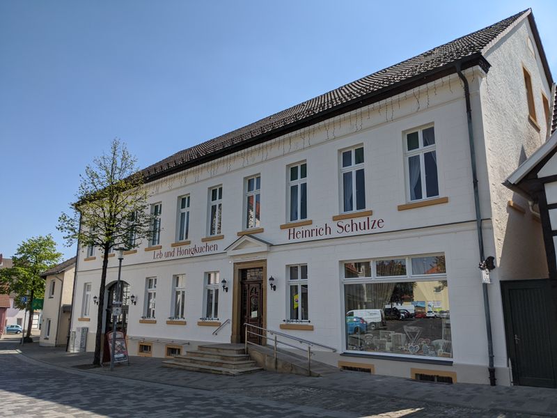 Am Rande des Teutoburger Waldes verbindet die Heinrich Schulze Ladencafé GmbH seit ihrer Gründung im Jahr 1830 handwerkliche Backkunst mit industrieller Leistungsfähigkeit. (Bild: Heinrich Schulze Ladencafé GmbH)
