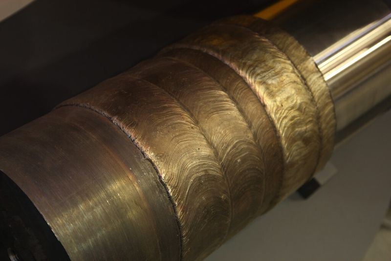 Mit Fidur erzeugte Verschleißschutzschicht auf einer Stahlwelle. (Bild: Königsreuther)