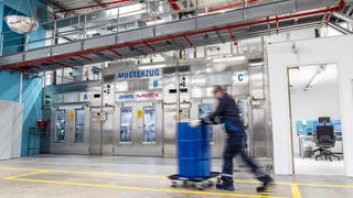 Den Musterzug, der in drei klar definierte Funktionsbereich unterteilt ist, hat Denios vor der Installation bei Merck in seinem eigenen Werk in Bad Oeynhausen vollständig aufgebaut. (Bild: Denios)