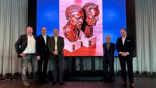 Während der Preisverleihung im Audi Museum Mobile (v. l.): Leif Rohwedder (Geschäftsführer), Prof. Dr.-Ing. Ralph Mayer (erster Vorsitzender) und Peter Diehl (zweiter Vorsitzender der AHG) sowie die Preisträger Roger Gloor und Karsten Arndt. Im Hintergrund die Maybach- und die Metternich-Büste (Bild: Automobilhistorische Gesellschaft)