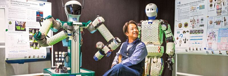Am TUM Lehrstuhl für kognitive Systeme (ICS) entwickelt Prof. Gordon Cheng künstliche Haut für humaoide Roboter und menschenähnliche Maschinen, die taktile Rückmeldung bei Annäherung und Berührung gibt.