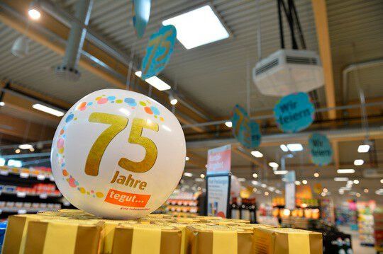 Tegut hat im vergangenen Jahr den 75. Geburtstag gefeiert. Belohnt wurde der Lebensmittelhändler und Bio-Pionier mit einem guten Geschäftsergebnis. Was sonst noch alles bei Tegut passiert ist und was die Entscheider planen, erfahren Sie in diesem Kurzbericht. Tegut hat im vergangenen Jahr den 75. Geburtstag gefeiert. Belohnt wurde der Lebensmittelhändler und Bio-Pionier mit einem guten Geschäftsergebnis. Was sonst noch alles bei Tegut passiert ist und was die Entscheider planen, erfahren Sie in diesem Kurzbericht.