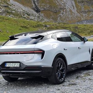 Das futuristisch anmutende, schnittige Design sorgt dafür, dass der Eletre X flach wirkt.(Bild:  Mauritz – VCG)