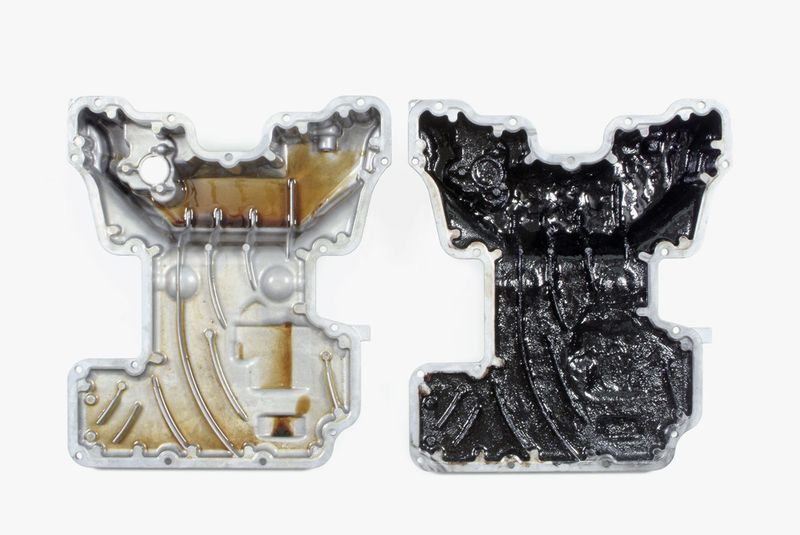 Kein Horrorszenario der Ölhersteller: „defektes“ Motoröl, das in der demontierten Ölwanne sichtbar wird. (Foto: Shell)