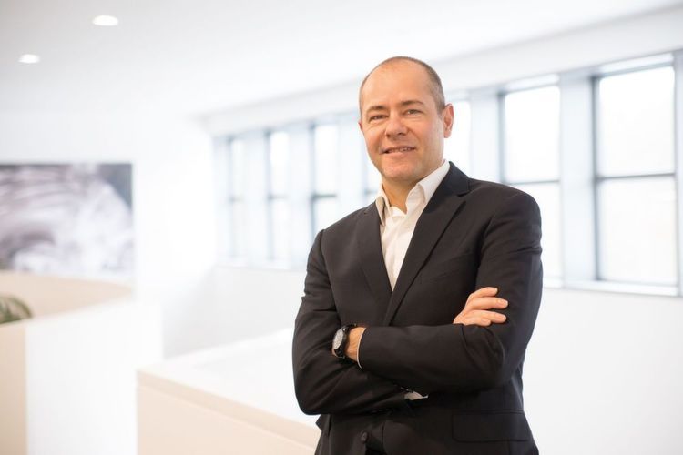 Matthias Weber wurde zum neuen Geschäftsführer der Romaco Kilian mit Sitz in Köln bestellt. Seit Januar 2019 verantwortet er die Bereiche Vertrieb und Operations des Herstellers von Tablettenpressen.  Unsere Bildergalerie „In aller Kürze: Personalmeldungen aus der Prozessindustrie“ zeigt Ihnen kompakt die personellen Veränderungen in den Chefetagen der deutschen Prozess- und Chemieindustrie. Den jeweiligen passenden Beitrag finden Sie hier. (Bild: Romaco Kilian)