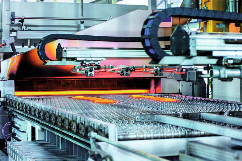 Bild 1: Für das Formhärten werden die Platinen in einem Rollenherdofen bis zu fünf Minuten lang auf 930 °C erhitzt. (Bild: Schuler)