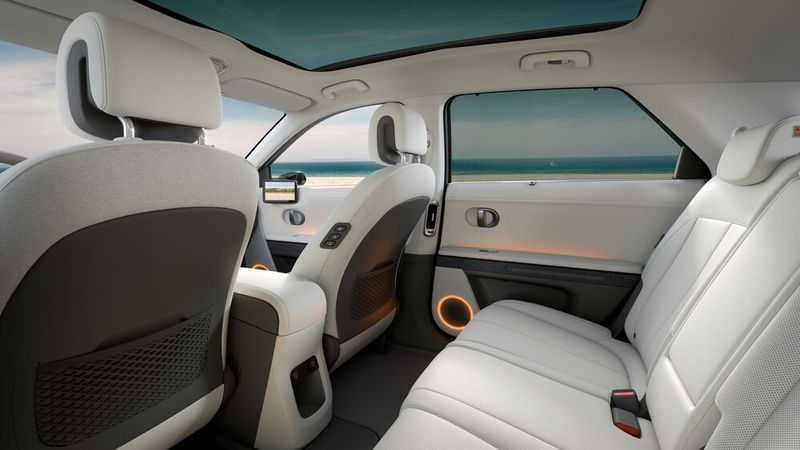 Eine der größten Stärken des Ioniq 5 ist – wen wunderts bei diesen Karosseriemaßen – das fast schon überbordende Platzangebot. (Bild: Hyundai)