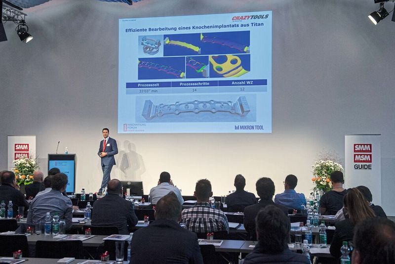 Dr. Alberto Gotti, Mikron Tool zeigte am Beispiel eines Knochenimplantats, wie Titan mit geeigneten Werkzeugen effizient und prozesssicher gefräst werden kann.  (Natalie Szathmáry)