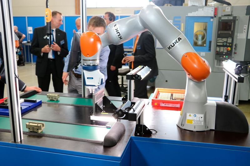 Im Praxisteil der Veranstaltung wurde MRK für die Teilnehmer erlebbar. Schunk zeigte Cobot-Applikationen live in Aktion. (Sonnenberg)