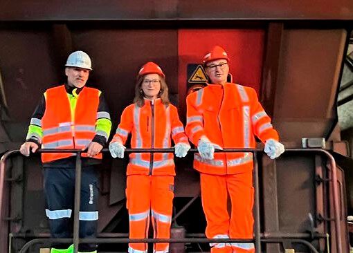 Erster Kohlezug ist im Saarland! Von links: Michael Lux, Leiter Steag-Kraftwerk Bexbach, Dr. Sigrid Nikutta, Chefin DB Cargo AG, Vorstand Güterverkehr DB AG, und Oliver Luksic, Parlamentarischer Staatssekretär BMDV, haben ihn in Empfang genommen.(Bild:  DB AG)