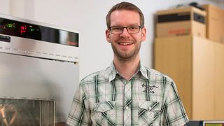 Florian Strakosch im „Smart Diagnostics“-Labor der HTWK Leipzig (Bild: Robert Weinhold/HTWK Leipzig)