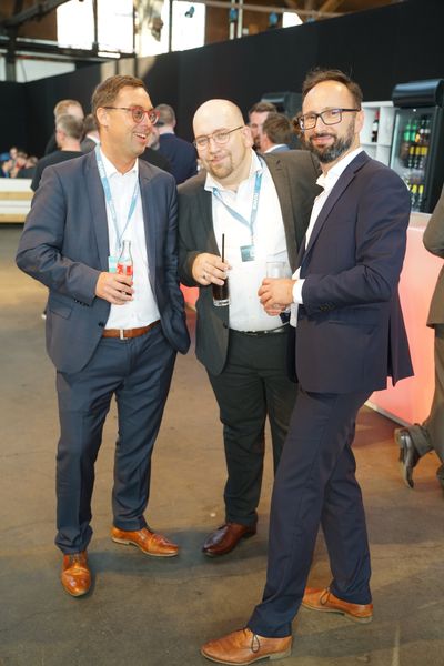 Den selben Schuhgeschmack beweisen (v. l.) Benno Sitzmann, Christian Binnebesel und Eventmanager Sven Richter, Nuvias. (Bild: Nuvias)