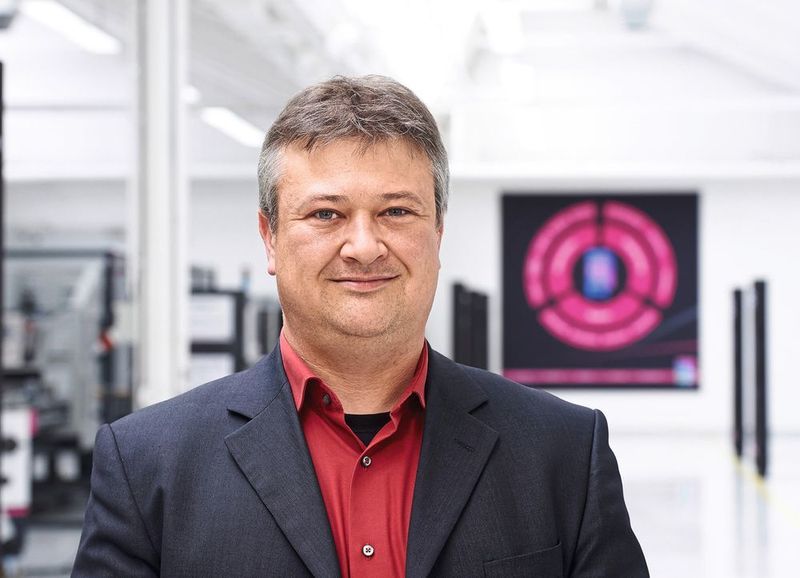 Holger Mrzyglodzik, Projektleiter der Schubs Steuerungstechnik GmbH: „Die größte Stärke des neuen Schrankes ist sein Zubehör: Die Teile wurden reduziert und die Funktionalität erhöht.“ (Rittal)