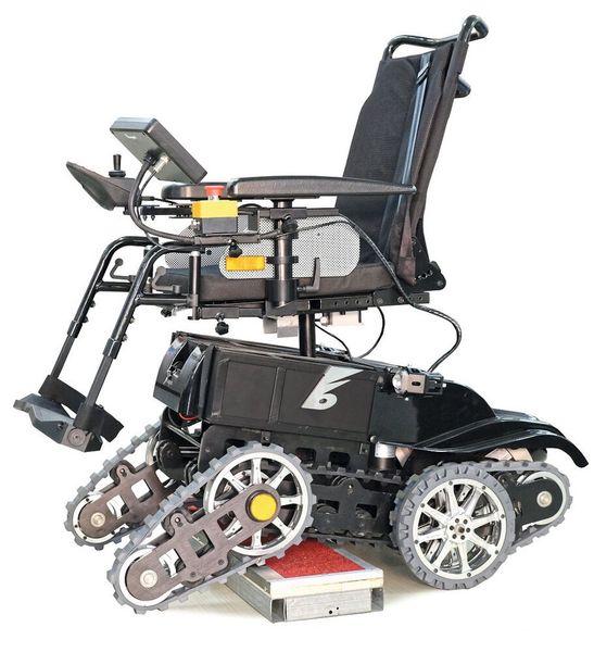 Der Elektrorollstuhl B-Free Ranger: überwindet Hindernisse wie Bordsteinkanten oder Treppen kinderleicht und absolut sicher.  (Bild: Help-24.at)