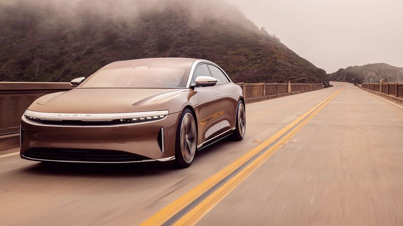 Seit das amerikanische Start-Up Lucid im Oktober mit der Auslieferung des Air begonnen hat, müssen Tesla Model S und Mercedes EQS sich warm anziehen. (Lucid)