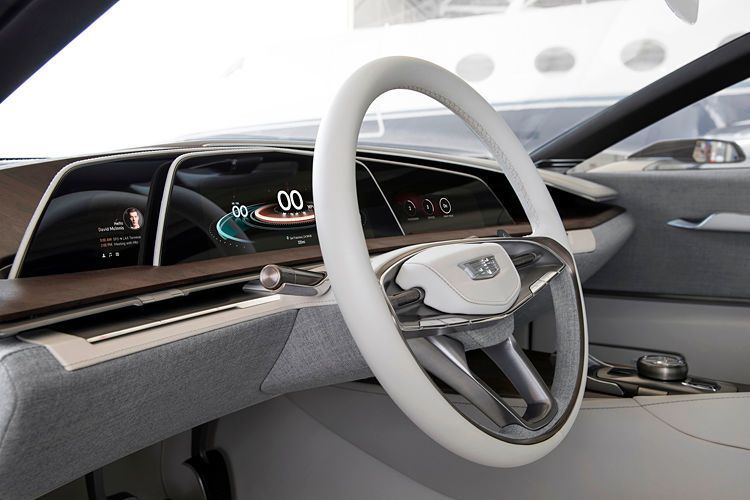 OLED-Displays im Innenraum sollen für futuristisches Ambiente sorgen. (Cadillac)