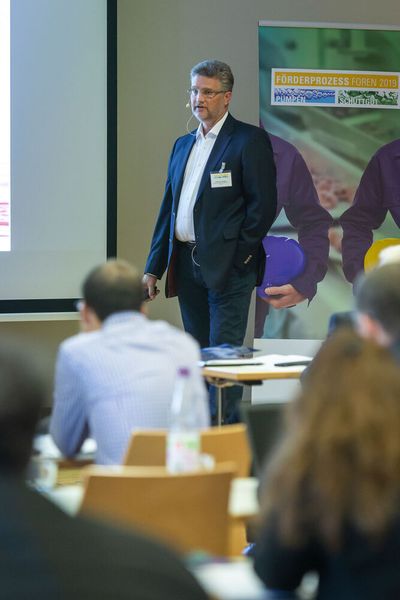 Impressionen der Förderprozessforen 2019: Beim Pumpen- und Schüttgut-Forum diskutieren Experten an zwei Tagen über Probleme bei Förderprozessen. Dabei steht der praxisorientierte Austausch und die gemeinsame Lösungsfindung im Vordergrund des Netzwerktreffens der Pumpen- und Schüttgut-Community. (Stefan Bausewein / PROCESS)